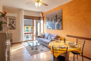 a living room with a couch and a table at Casa Niky in Verbania