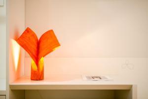 a wooden vase sitting on top of a shelf at Hostal riMboMbin in Burgos