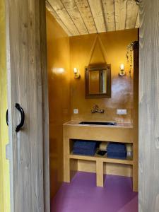 a bathroom with a sink and a mirror at In de Aap - Appartementen & Guesthouse in Bergen