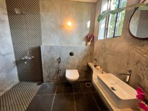 a bathroom with a tub and a toilet and a sink at Atithi Parinay Homestay in Ratnagiri