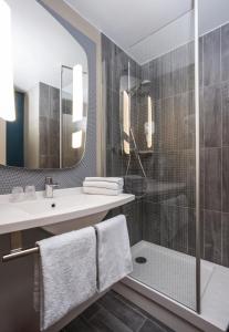 ein Bad mit einem Waschbecken und einer Dusche in der Unterkunft Ibis Paris Nord Villepinte Parc des Expositions in Roissy-en-France