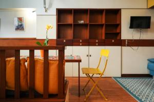 ein Wohnzimmer mit Schreibtisch und Stuhl in der Unterkunft La Serra Olivetti in Ivrea