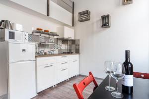 A kitchen or kitchenette at D53 Apartments