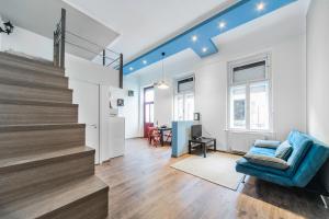 A seating area at D53 Apartments