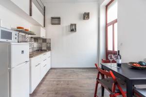 A kitchen or kitchenette at D53 Apartments
