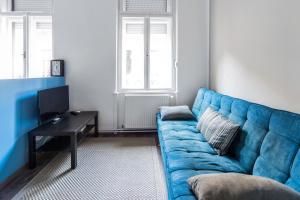 A seating area at D53 Apartments