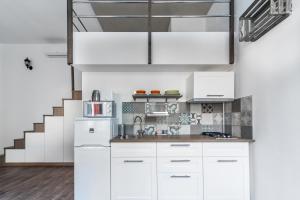 A kitchen or kitchenette at D53 Apartments