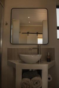 a bathroom with a sink and a mirror at Valley View Escape in Uitkeer