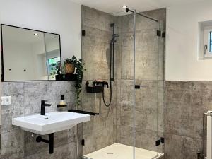 a bathroom with a sink and a shower at Kappelblick Apartment ohne Küche - mehr als nur ein Doppelzimmer in Burgthann +9 photos