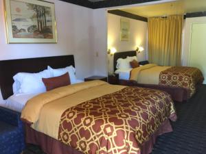 Posteľ alebo postele v izbe v ubytovaní Executive Suites Inn