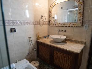 a bathroom with a sink and a mirror at Deck Picinguaba Pousada in Picinguaba
