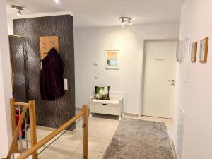 a room with a hallway with a wall at Stadtwohnung am Oertelplatz in Munich