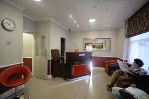 Μια τηλεόραση ή/και κέντρο ψυχαγωγίας στο Royal Cambridge Hotel +50 φωτογραφίες