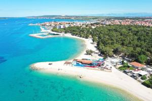 an aerial view of a beach and the ocean at Studio apartman Velvet in Biograd na Moru