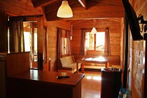 ein Wohnzimmer mit Couch und Tisch in der Unterkunft Bungalows Nou Camping in La Guingueta d'Àneu