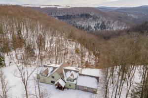 an aerial view of a house in the snow at Mountain Paradise by Railey Vacations in Friendsville
