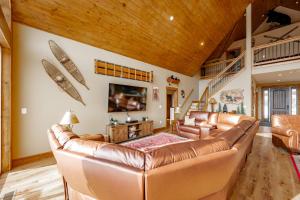 a living room with a couch and a tv at Bear Cliff Lodge by Railey Vacations in Friendsville +56 photos