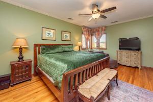 a bedroom with a bed and a flat screen tv at The Herrington by Railey Vacations in Oakland