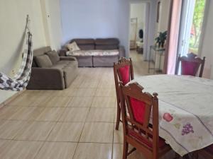 a living room with a table and a couch at Apartamento sossegado e bairro tranquilo in Torres