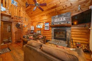 a living room with couches and a fireplace in a cabin at The Grizzly Den by Railey Vacations in Oakland