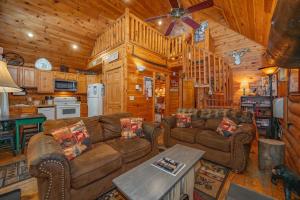 a living room with couches and a kitchen in a cabin at The Grizzly Den by Railey Vacations in Oakland +23 photos