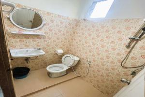 a bathroom with a toilet and a sink and a mirror at I Daa Pra-ea Guesthouse in Phra Ae beach +27 photos