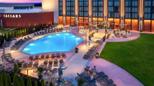 Draufsicht auf ein Hotel mit Swimmingpool in der Unterkunft Caesars Virginia Hotel & Casino - A Caesars Rewards Destination in Danville