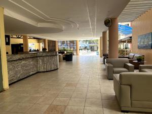 a lobby of a hotel with couches and a bar at Studio Completo a 2min da Praia e Beach Park in Aquiraz +67 photos