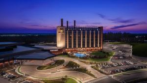 ein Hotelgebäude mit einem davorliegenden Parkplatz in der Unterkunft Caesars Virginia Hotel & Casino - A Caesars Rewards Destination in Danville
