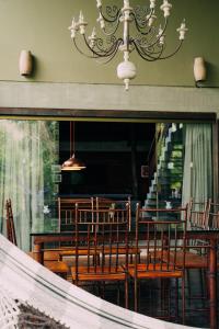 a dining room with a table and chairs and a chandelier at Casa da Mata - Sao Jorge GO in Sao Jorge
