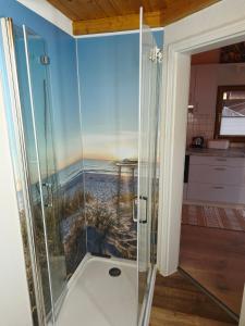 a shower with a view of the beach at Linnis Strandhaus in Garrel +7 photos