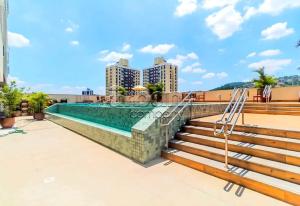 a swimming pool on the roof of a building at Loft completo, garagem, piscina aquecida, jacuzzi in Porto Alegre