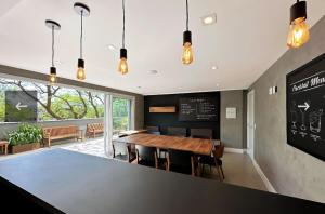 a dining room with a large table and chairs at Loft completo, garagem, piscina aquecida, jacuzzi in Porto Alegre