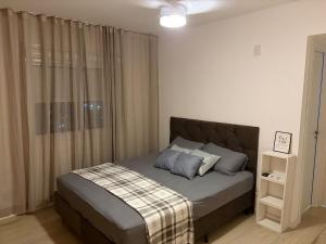 a bedroom with a bed and a window at Loft completo, garagem, piscina aquecida, jacuzzi in Porto Alegre +42 photos