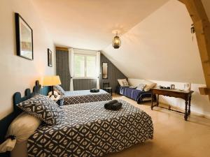 a hotel room with two beds and a couch at Lo Saunei in Laruns