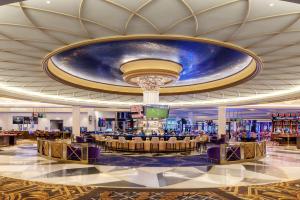 eine große Lobby mit einem großen Kronleuchter und ein Casino in der Unterkunft Caesars Virginia Hotel & Casino - A Caesars Rewards Destination in Danville