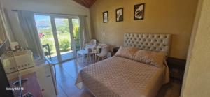 a bedroom with a bed and a table with a dining room at Loma Alta Apart in Villa Yacanto