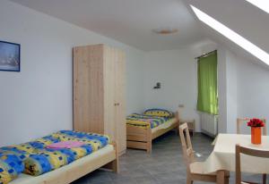 Posteľ alebo postele v izbe v ubytovaní Pension Camp Prager