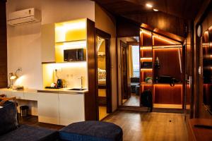 a room with a kitchen and a living room at Hamta 270 Cliff Resort - 270 Degree Mountain View Suites, Sethan Manali in Manāli