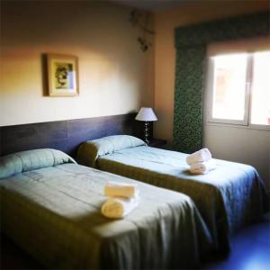 Kama o mga kama sa kuwarto sa Hotel Costa Limay
