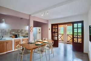 a kitchen and dining room with a table and chairs at Casa Brisa do Vale - Ar condicionado nos 2/4 .. in Lençóis