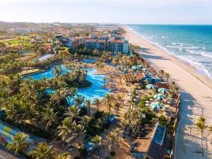 an aerial view of a resort and the beach at Studio Completo a 2min da Praia e Beach Park in Aquiraz