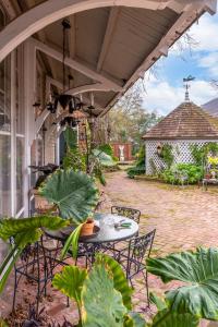 an outdoor patio with a table and chairs at Terrace Carriage House in Natchez