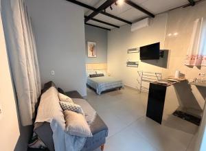 a living room with a couch and a television at Flat 02 - Ar condicionado ao lado do Camaru, próximo ao UMC e shopping in Uberlândia