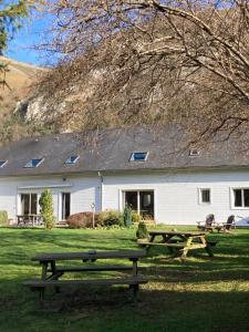 a picnic table in front of a white house at Lo Saunei in Laruns