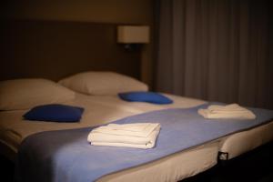 two towels on a bed in a hotel room at Stara Owczarnia NOWA NIEDRZWICA in Nowa Niedrzwica