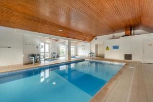 a large indoor pool with a wooden ceiling at 3 Bed in Putsborough oc-flat11 in Croyde