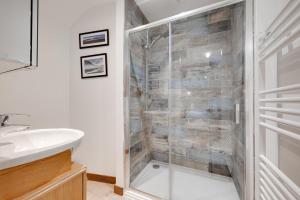 a bathroom with a shower and a sink at 4 Bed in Ffestiniog oc-bow172 in Ffestiniog +49 photos