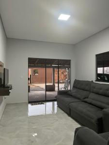 a living room with a couch and a tv at CasAnita in Cavalcante