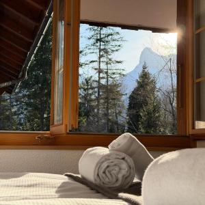a bed in a room with a view of a window at Peacefull Mountains View in Kandersteg